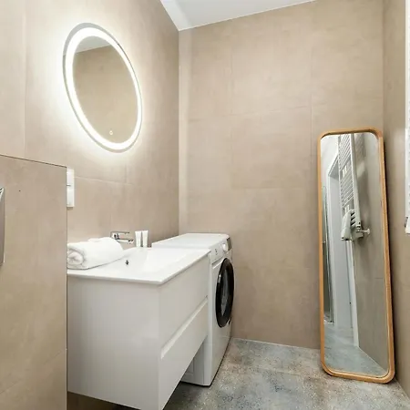 Stylish In The Center Of By Renters Appartement